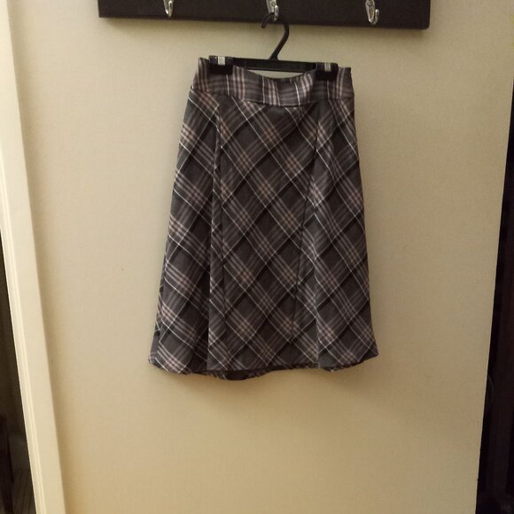 SKIRT SIZE 2 - Picture 2 of 3